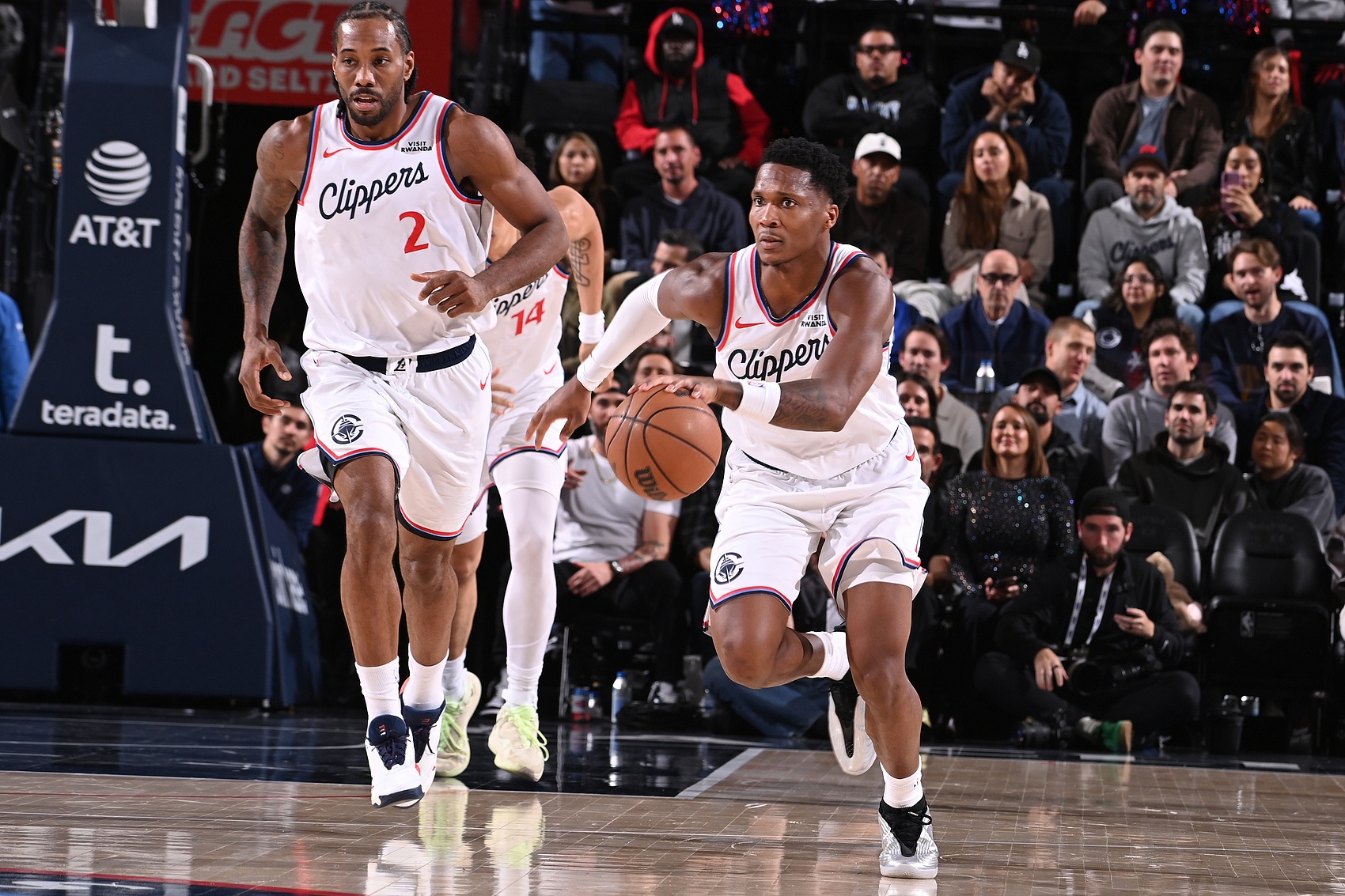 Leyu Sports-用83天创造奇迹！快船交易后并未放弃 两大新援成战神卡左膀右臂